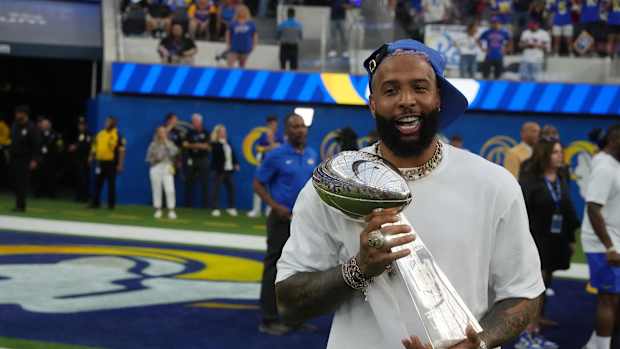 Odell Beckham Jr sosteniendo trofeo Vince Lombardi